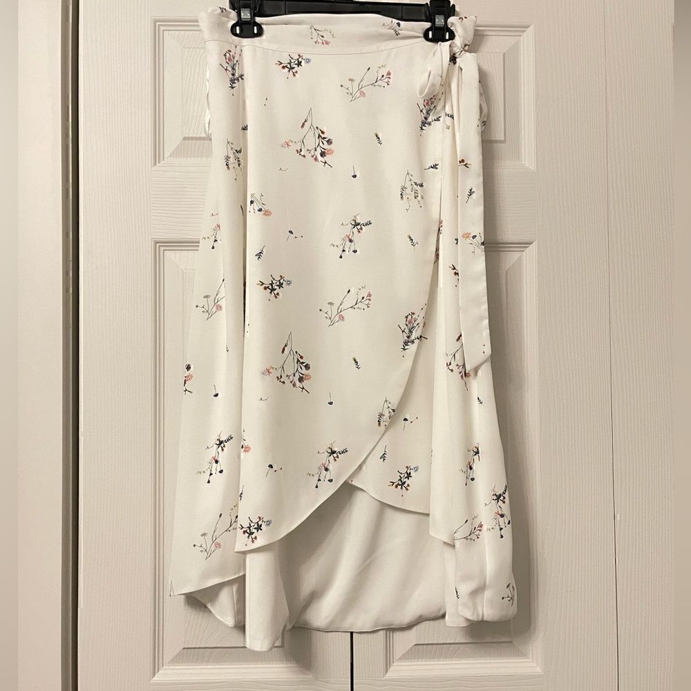 Gianni Bini White Wildflower Floral Flowy Adjustable Tie Waist Wrap Skirt - Picture 3 of 9